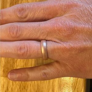 Elegant Gold Band Ring